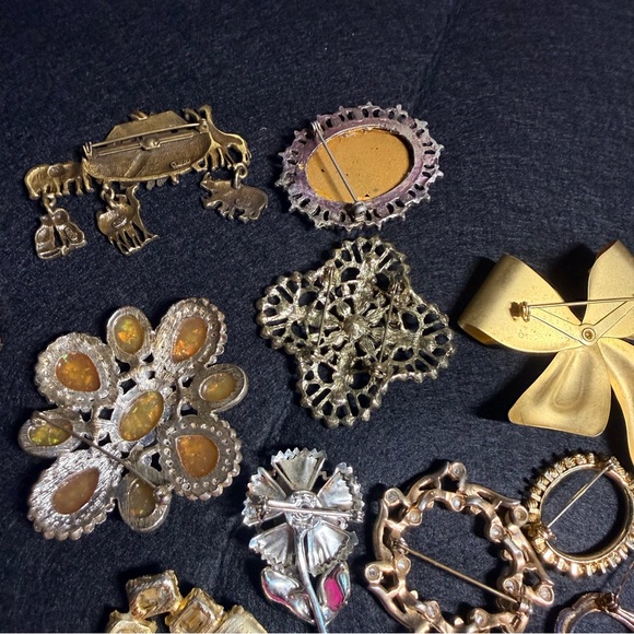 Lot of Old Brooches MOST WITH ISSUES - Picture 9 of 10